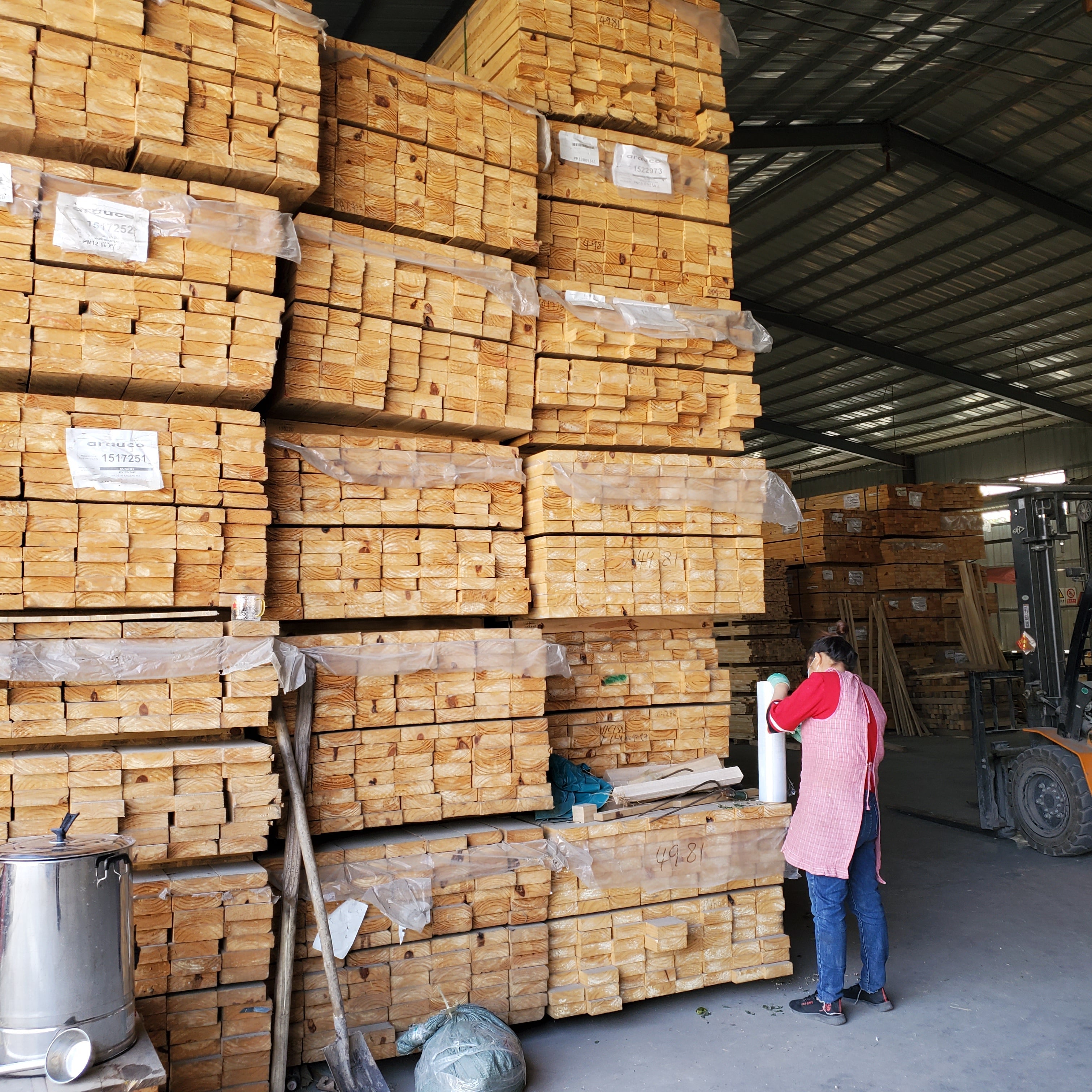 Factory directly  Selling Construction Use Cedar Sawn Wood 2x4 Clear Pine Lumber